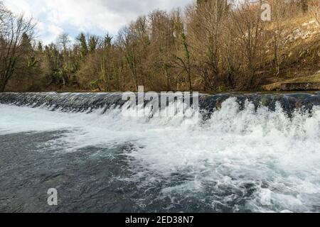 Magnifique cascade de la rivière Slunjcica, au fond de la forêt près du village de Rastoke, en Croatie Banque D'Images