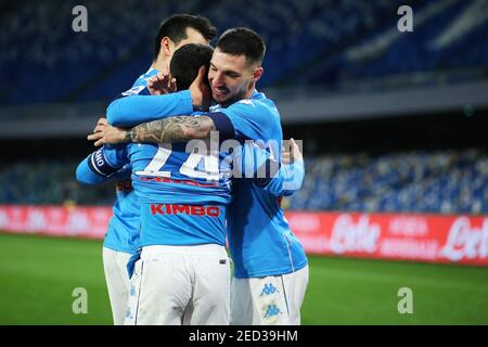 Lorenzo Insigne de Napoli fête avec ses coéquipiers après avoir obtenu son score 1-0 but par pénalité pendant le championnat italien S / LM Banque D'Images