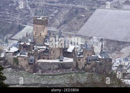 Vue sur le Reichsburg au-dessus de la vieille ville de Cochem Banque D'Images