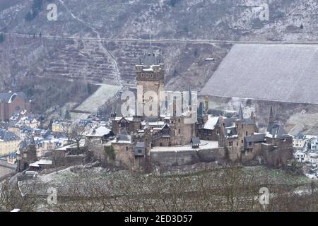 Vue sur le Reichsburg au-dessus de la vieille ville de Cochem Banque D'Images