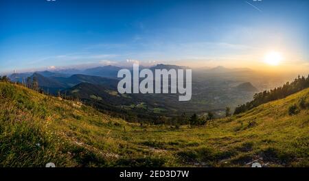 Vue panoramique sur Salzbourg depuis la montagne Gaisberg au coucher du soleil Banque D'Images