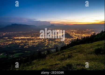 Vue sur Salzbourg éclairée depuis la montagne Gaisberg après le coucher du soleil Banque D'Images