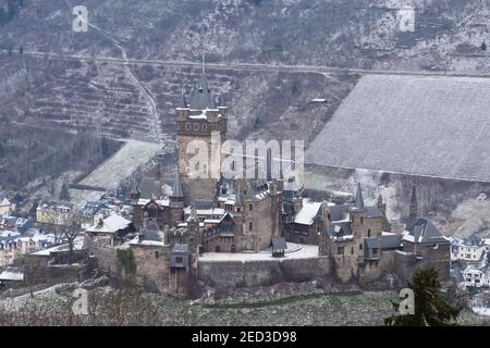 Vue sur le Reichsburg au-dessus de la vieille ville de Cochem Banque D'Images