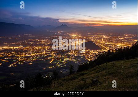 Vue sur Salzbourg éclairée depuis la montagne Gaisberg après le coucher du soleil Banque D'Images