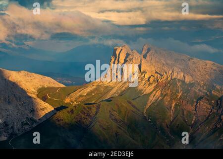 Soleil au lever du soleil sur les sommets de Denti di Terra Rossa et Alpe di Tyres. Parc naturel Sciliar-Catinaccio. Alpes italiennes. Europe. Banque D'Images