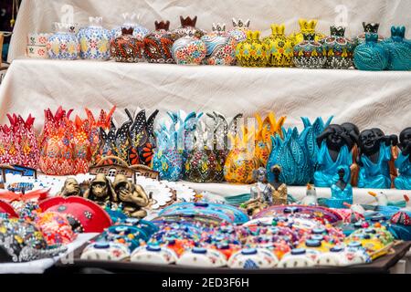 Lampes à kérosène, vases et chandeliers traditionnels faits à la main vendus devant le magasin. Banque D'Images