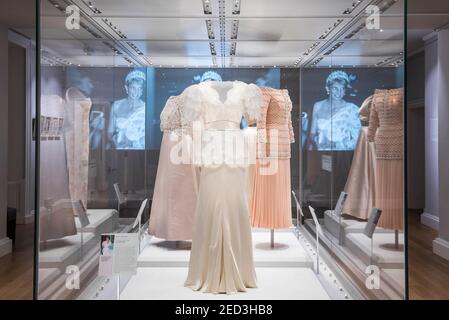 Bruce Oldfield, de la princesse Diana, a conçu une robe exposée dans un cabinet dans le cadre de l'exposition repensée des règles de mode au Palais de Kensington, Londres, 2016 Banque D'Images