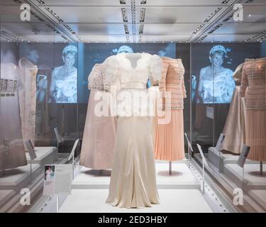 Bruce Oldfield, de la princesse Diana, a conçu une robe exposée dans un cabinet dans le cadre de l'exposition repensée des règles de mode au Palais de Kensington, Londres, 2016 Banque D'Images