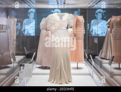 Bruce Oldfield, de la princesse Diana, a conçu une robe exposée dans un cabinet dans le cadre de l'exposition repensée des règles de mode au Palais de Kensington, Londres, 2016 Banque D'Images