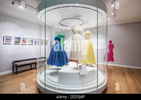 Robes de couleur de bloc exposées dans l'exposition redessinée des règles de mode de robes de HM la Reine, la princesse Margaret, et la princesse Diana, Kensington Palace, Londres. Banque D'Images