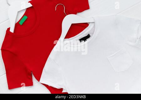 Flat Lay Top View T-shirts pour femmes sur cintre sur blanc arrière-plan Banque D'Images