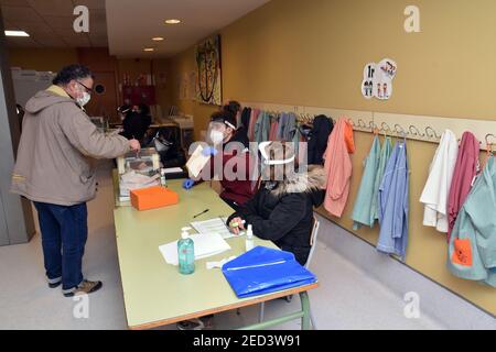 Un homme portant un masque projette son vote électoral dans les urnes pendant les élections régionales catalanes.aujourd'hui, la Catalogne va aux urnes pour voter pour le Président du Gouvernement catalan sous des mesures strictes de sécurité sanitaire en raison de la crise de la pandémie de Covid-19. Les patients positifs de Covid19 ont droit à une allocation de vote entre 7 h 00 et 8 h 00 crédit: SOPA Images Limited/Alay Live News Banque D'Images