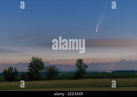 La Neowise comet dans le ciel nocturne sur les champs ruraux au crépuscule du matin avant le lever du soleil à l'Eifel, en Allemagne Banque D'Images