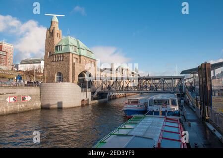 Hambourg Allemagne - décembre 16. 2017: Jetée de Landungsbrucken dans la rivière Elbe Banque D'Images