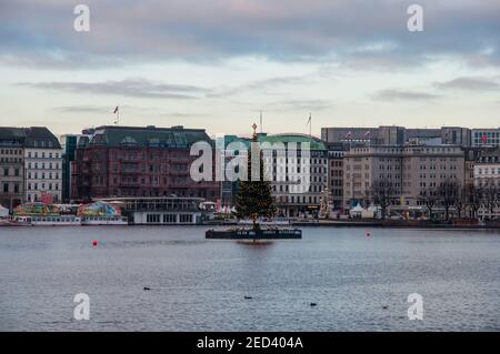 Hambourg Allemagne - décembre 17. 2017: Arbre de Noël sur les lacs Alster Banque D'Images