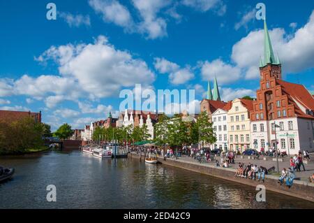 Lubeck Allemagne - Mai 25 2017: Les habitants et les touristes appréciant l'été sur la jetée Banque D'Images