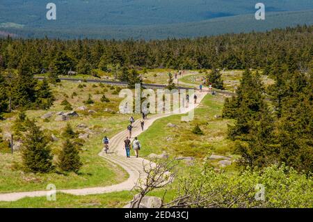 Brocken Allemagne - Mai 27. 2017: Touristes en randonnée vers le sommet de la montagne Brocken Banque D'Images