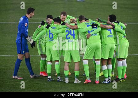 Wolfsburg, Allemagne. 14 février 2021. L'équipe VfL Wolfsburg avant le match, MAnndschaftskrei, Kreis, einwoeren. GES/football/1. Bundesliga: VFL Wolfsburg - Borussia Monchengladbach, 02/14/2021 football: 1ère ligue: Wolfburg vs Borussia Monchengladbach, Wolfsburg, 14 février 2021 | usage dans le monde crédit: dpa/Alamy Live News Banque D'Images