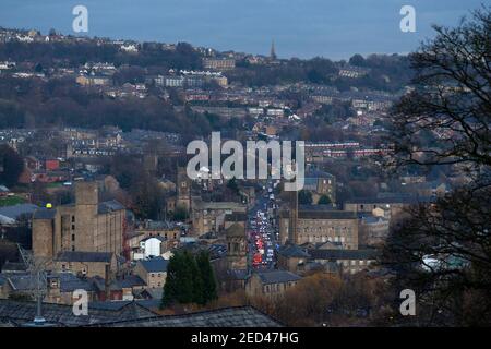 Vue sur la ville au crépuscule, Sowerby Bridge, West Yorkshire Banque D'Images