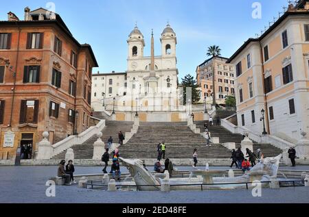 Italie, Rome, Piazza di Spagna, fontaine Barcacia et marches espagnoles Banque D'Images