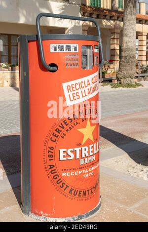 Colonia de Sant Jordi, Espagne; fenruary 13 2021: L'espace de recyclage des boîtes métalliques de la compagnie de bière Estrella Damm sur le front de mer de la ville de Mallorcan de C Banque D'Images