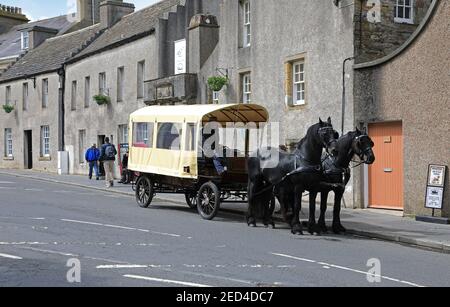 Calèche couvert devant le musée Orkney à Kirkwall À Orkney, Écosse Banque D'Images