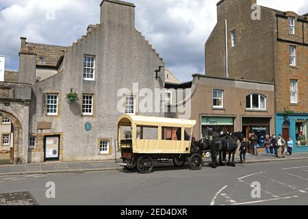 Calèche couvert devant le musée Orkney à Kirkwall À Orkney, Écosse Banque D'Images