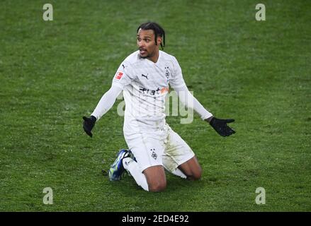 Wolfsburg, Allemagne. 14 février 2021. Valentino Lazaro (Mgladbach) s'agenouille au sol et se plaint. GES/football/1. Bundesliga: VFL Wolfsburg - Borussia Monchengladbach, 02/14/2021 football: 1ère ligue: Wolfburg vs Borussia Monchengladbach, Wolfsburg, 14 février 2021 | usage dans le monde crédit: dpa/Alamy Live News Banque D'Images