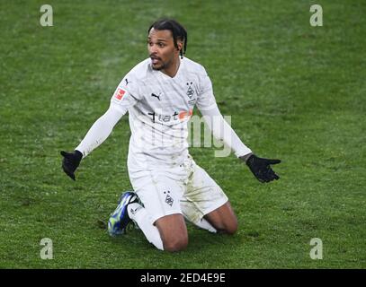 Wolfsburg, Allemagne. 14 février 2021. Valentino Lazaro (Mgladbach) s'agenouille au sol et se plaint. GES/football/1. Bundesliga: VFL Wolfsburg - Borussia Monchengladbach, 02/14/2021 football: 1ère ligue: Wolfburg vs Borussia Monchengladbach, Wolfsburg, 14 février 2021 | usage dans le monde crédit: dpa/Alamy Live News Banque D'Images