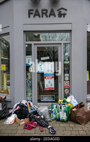 2021 sacs et sacs laissés à l'extérieur des magasins de charité fermés sont ils se sont arraché et leurs consets ont été pris Banque D'Images