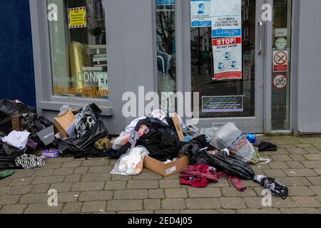 2021 sacs et sacs laissés à l'extérieur des magasins de charité fermés sont ils se sont arraché et leurs consets ont été pris Banque D'Images