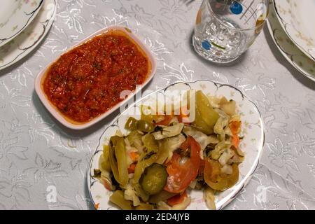 Assortiment de légumes marinés sur une assiette. Sauce au cornichon et à la tomate. Banque D'Images