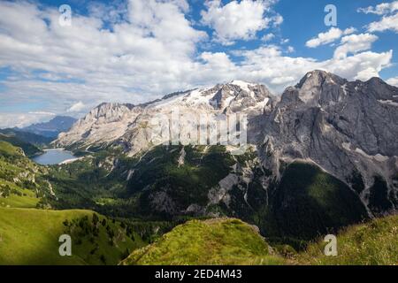 Vue sur le groupe Marmolada de Viel dal Pan. Lac Fedaia en arrière-plan. Les Dolomites. Alpes italiennes. Europe. Banque D'Images