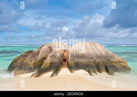 Fameux blocs de granit dans un lagon bleu sur l'incroyable plage tropicale de l'Anse Source d'argent, île de la Digue, Seychelles. Concept de voyage exotique de luxe ans Banque D'Images