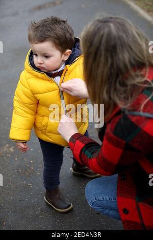 Un jeune garçon d'un an photographié avec élégance et se traîner avec sa maman à Chichester, West Sussex, Royaume-Uni. Banque D'Images