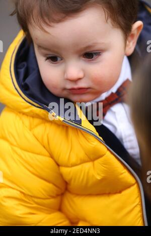 Un jeune garçon d'un an photographié avec élégance et se traîner avec sa maman à Chichester, West Sussex, Royaume-Uni. Banque D'Images