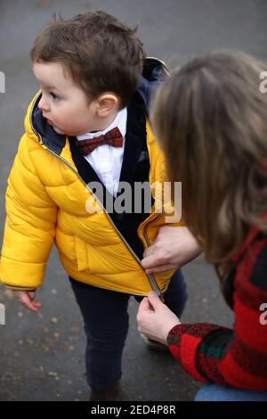 Un jeune garçon d'un an photographié avec élégance et se traîner avec sa maman à Chichester, West Sussex, Royaume-Uni. Banque D'Images