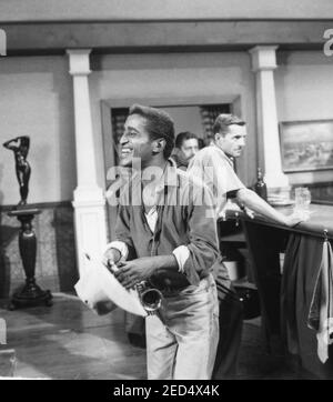 SAMMY DAVIS Jr sur le set Candid pendant le tournage des SERGENTS 3 / SERGENTS TROIS réalisateur de 1962 JOHN STINGLES Essex Productions / Meadway-Claude Productions Company / United Artists Banque D'Images