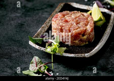 Tartare de thon avec salade verte Banque D'Images