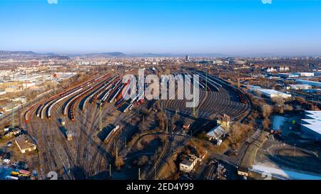 Triage des trains de marchandises à Budapest. Il se trouve dans le quartier de Ferencvaros. Photo aérienne sur les trains pleins et vides. Banque D'Images