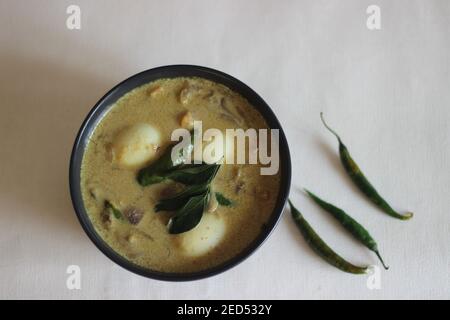 Curry aux œufs de style Kerala au lait de coco, également connu sous le nom de curry Nadan Mutta. Nourriture maison prise sur fond blanc Banque D'Images