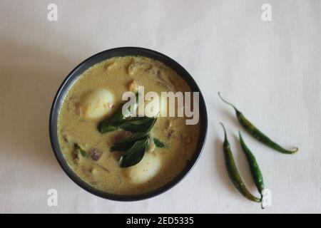 Curry aux œufs de style Kerala au lait de coco, également connu sous le nom de curry Nadan Mutta. Nourriture maison prise sur fond blanc Banque D'Images