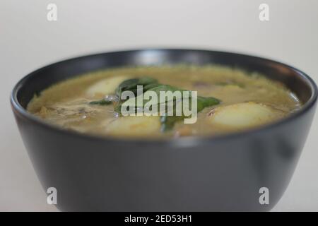 Curry aux œufs de style Kerala au lait de coco, également connu sous le nom de curry Nadan Mutta. Nourriture maison prise sur fond blanc Banque D'Images