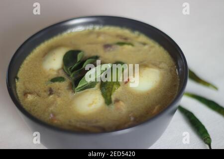 Curry aux œufs de style Kerala au lait de coco, également connu sous le nom de curry Nadan Mutta. Nourriture maison prise sur fond blanc Banque D'Images