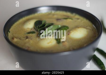 Curry aux œufs de style Kerala au lait de coco, également connu sous le nom de curry Nadan Mutta. Nourriture maison prise sur fond blanc Banque D'Images