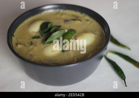 Curry aux œufs de style Kerala au lait de coco, également connu sous le nom de curry Nadan Mutta. Nourriture maison prise sur fond blanc Banque D'Images