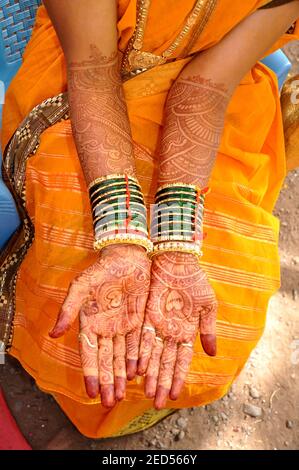 Un plan vertical de la conception de mehndi sur la main femelle Banque D'Images