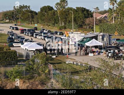 Parkland, États-Unis d'Amérique. 16 février 2018. PARKLAND, FL - 16 FÉVRIER : Marjory Stoneman Douglas High School, à Pine Trail Park le 16 février 2018 à Parkland, Floride. La police a arrêté l'ancien étudiant Nikolas Cruz, âgé de 19 ans, pour avoir tué 17 personnes au lycée. Sabrina Yuen et Gabby Astacio étaient à l'école quand le tournage a commencé personnes: Atmosphere Credit: Storms Media Group/Alamy Live News Banque D'Images