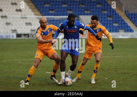 Colchester, Royaume-Uni. 14 février 2021. Colchesters Frank Nouble détient Mansfield Farrend Rawson et James Perch lors du match Sky Bet League 2 entre Colchester United et Mansfield Town au Weston Homes Community Stadium, à Colchester, le dimanche 14 février 2021. (Credit: Ben Pooley | MI News) Credit: MI News & Sport /Alay Live News Banque D'Images