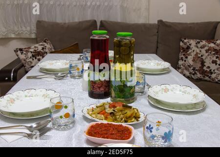 Table de dîner familiale préparée pour manger. La fête commence dans un instant. Temps de l'iftar en soirée de Ramadan Banque D'Images